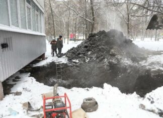 На улице Коммунистической в Пензе завершают ремонт поврежденной трубы