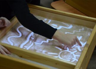 Для пензенских детей с ОВЗ проводят занятия по рисованию песком