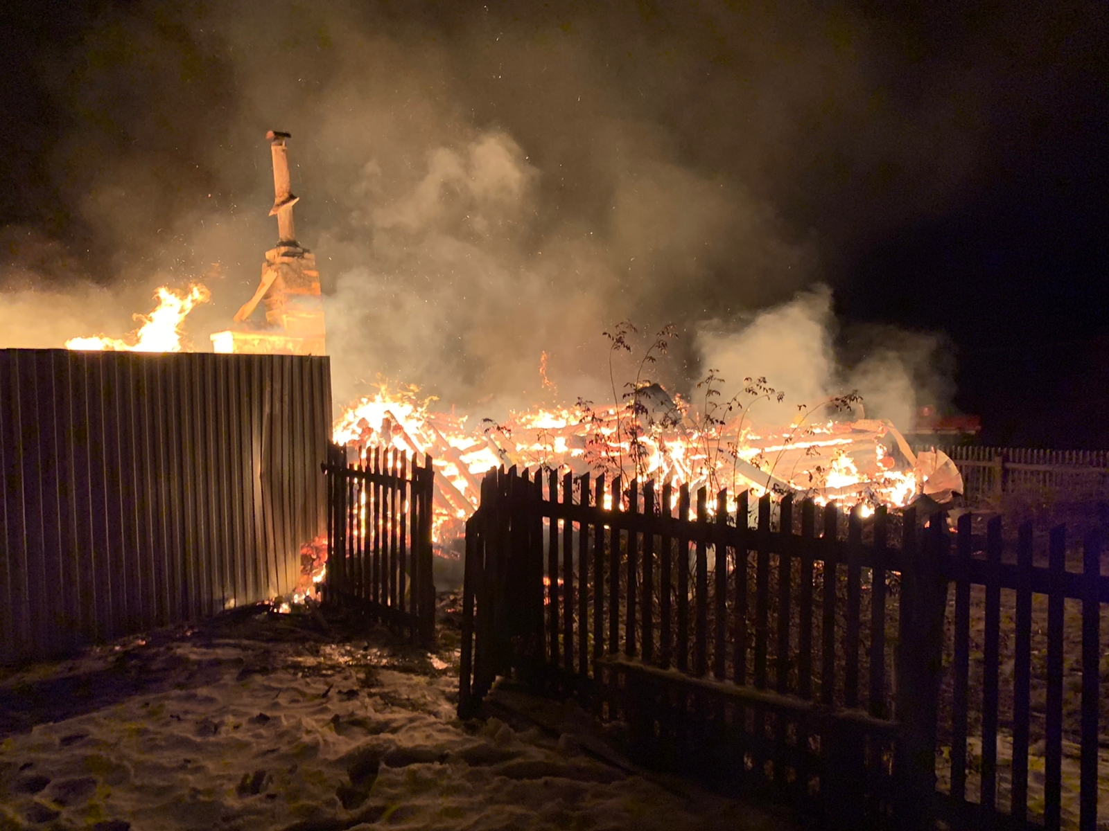 Сгорал почти до тла. Пожар. Пожар в городе. Пожар фото. Горящий город.