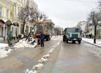 Чистить дороги должны до асфальта!