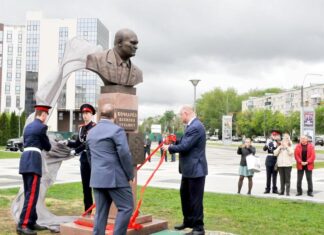 Память о Василии Бочкареве увековечили бюстом и концертом Баскова