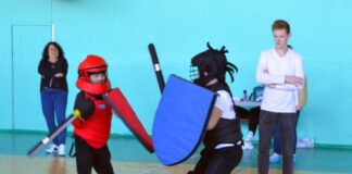 Пензенские мальчишки осваивают искусство мечевого боя