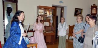 Пожилых пензячек познакомили с языком веера и шляпок