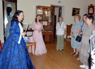 Пожилых пензячек познакомили с языком веера и шляпок