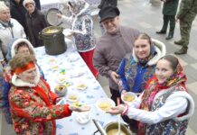 В День единения России и Беларуси угощали кашей и оладьями с крапивой