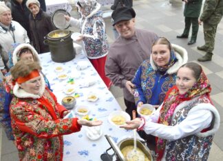 В День единения России и Беларуси угощали кашей и оладьями с крапивой