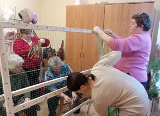 Пожилые пензенцы делают защитные костюмы для бойцов СВО