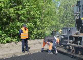 В Пензе две бригады ремонтируют дорогу на Ахунской