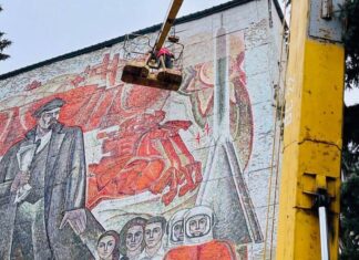 В Пензе продолжают восстанавливать панно на улице Карпинского