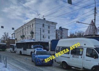 В центре Пензы образовалась пробка из-за ДТП с маршруткой