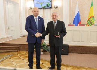 В Пензе ветерана труда наградили Почетным знаком Заксобра