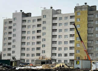 Пятый дом для переселенцев в Заре возведут к концу апреля