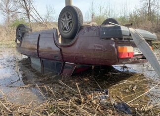 В Богословке автомобиль угодил в болото