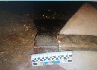 В Тамалинском районе мужчина три раза ударил знакомого топором