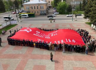 В Пензе развернули масштабную копию Знамени Победы